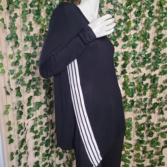 Tristan Women's Oversized Black White Stripes V-Neck Long Sleeves Top - Picture 7 of 13